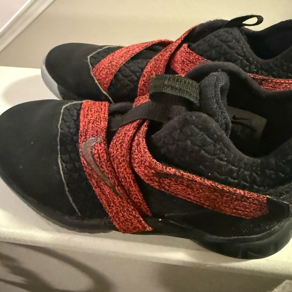 Nike Kids Lebrons Black and Red Nikes  with Velcro Strap Size 13C - Picture 7 of 8